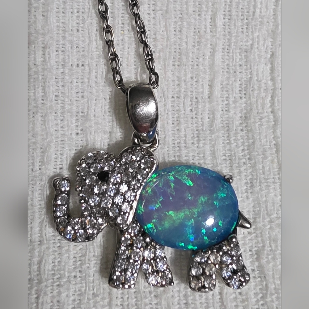 .925 sterling Silver LIKE NEW Elephant Pendant Necklace